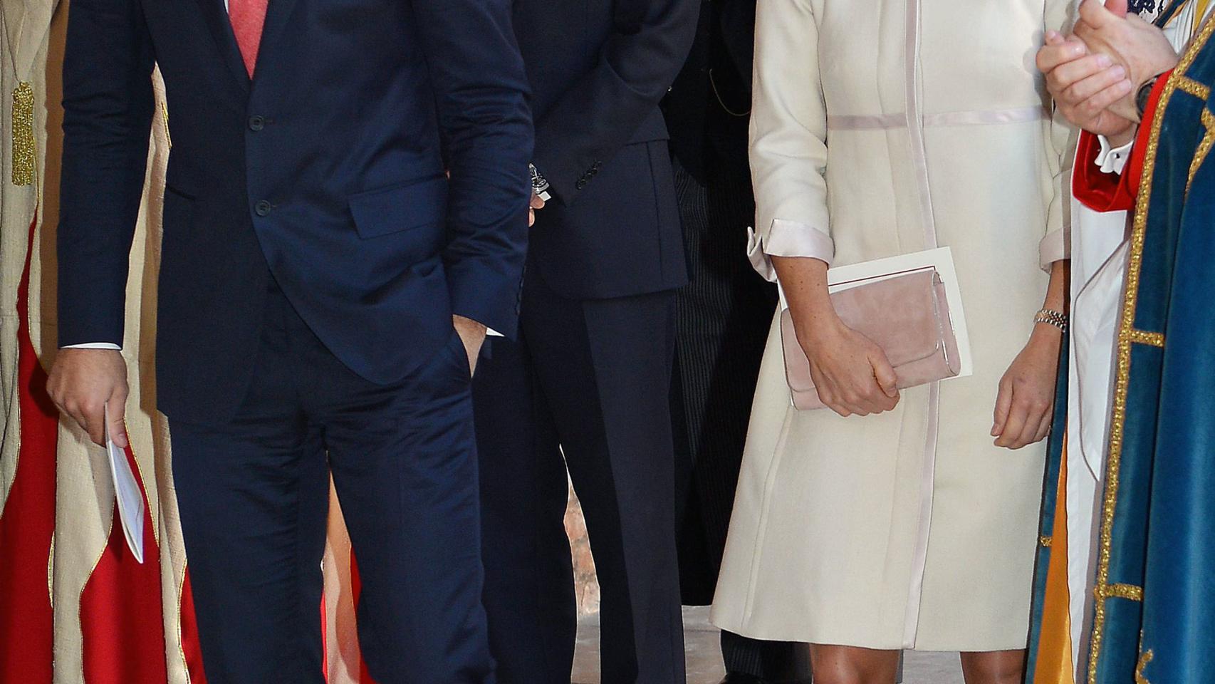El joven Hugh camina detrás de Pippa y James  Middleton en el bautizo del príncipe George.