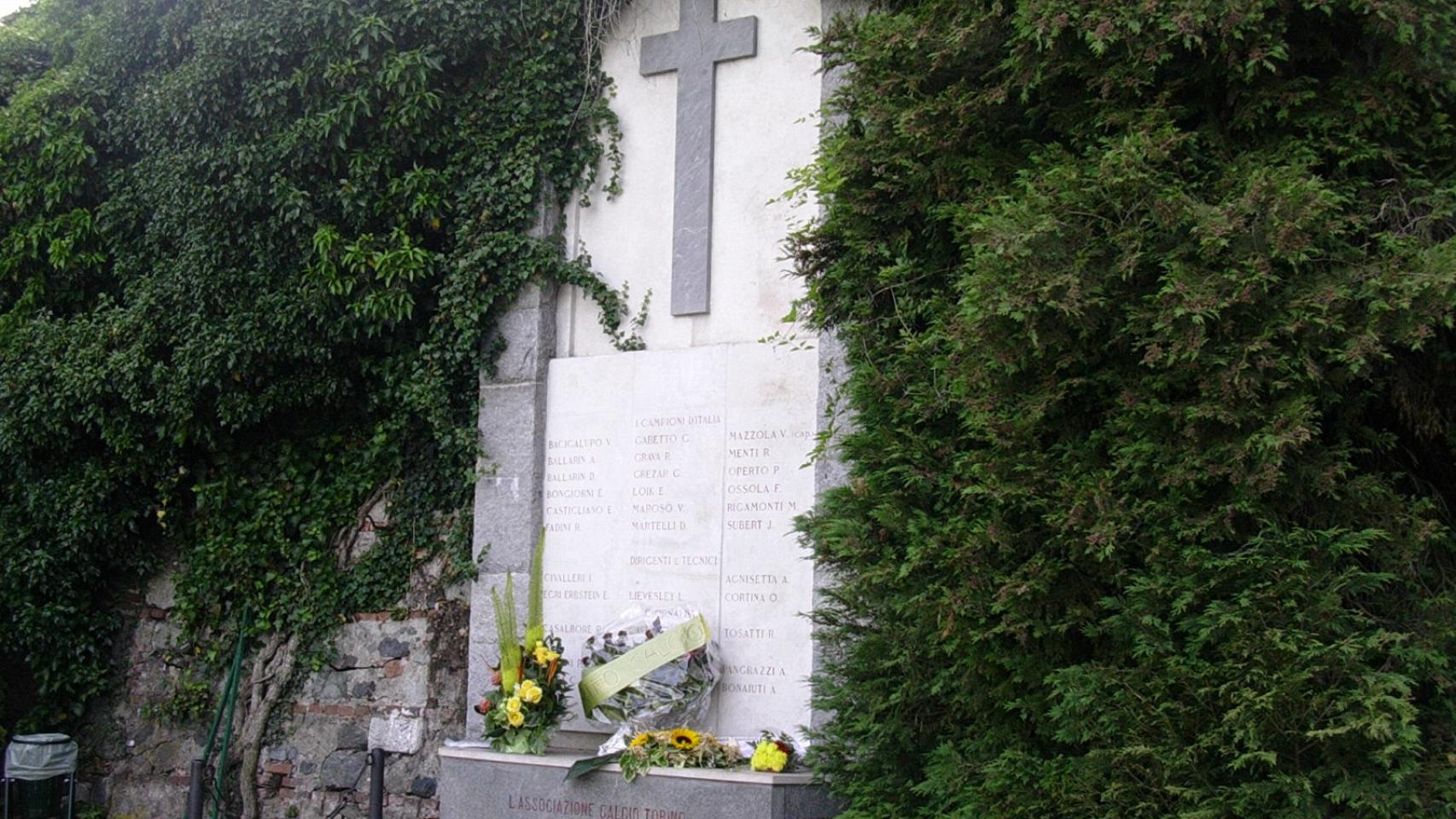 Monumento a los fallecidos en Superga.