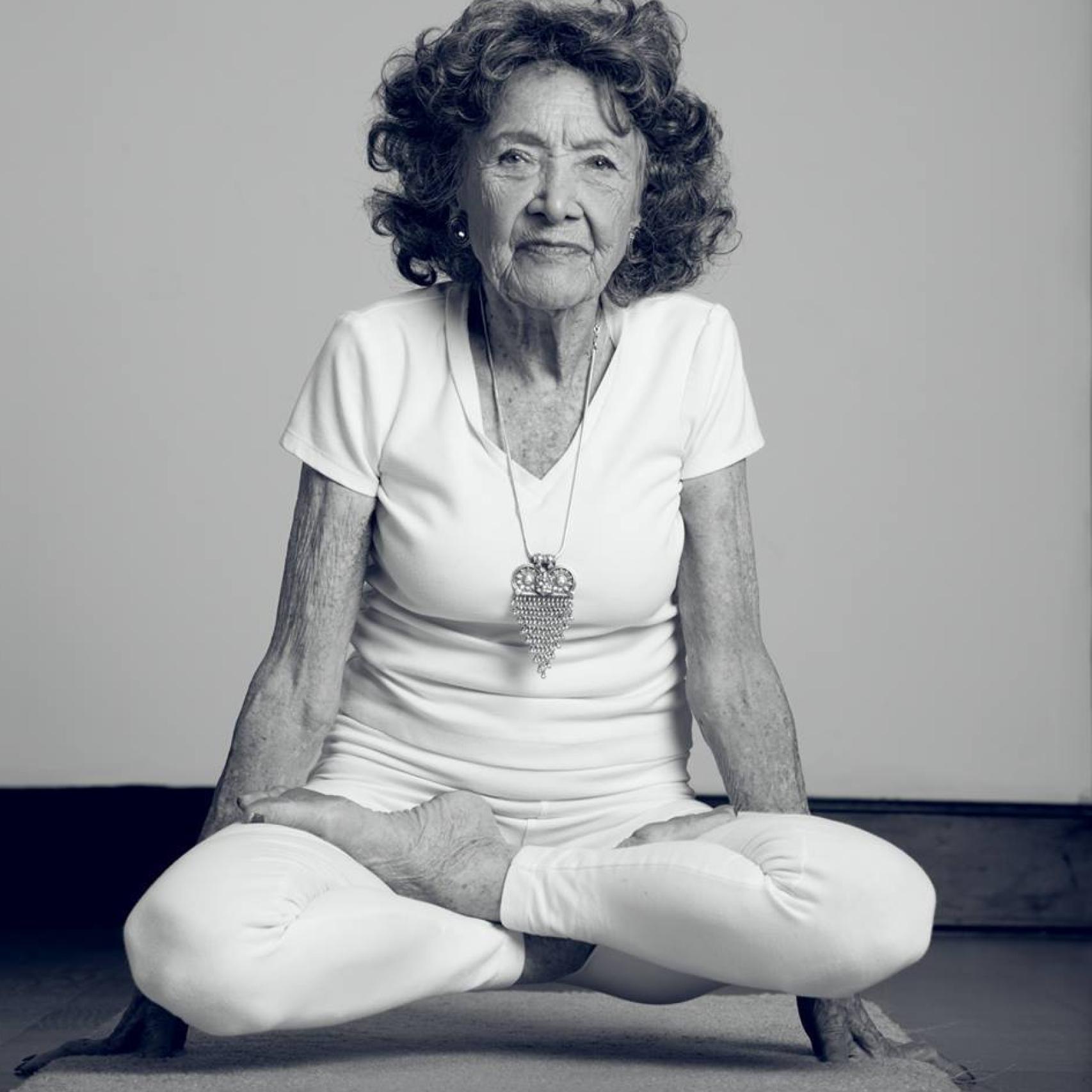 Tao en una complicada pose de yoga