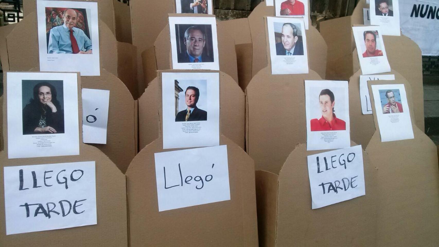 Las siluetas representan a los senadores, que se reúnen en pleno este martes.