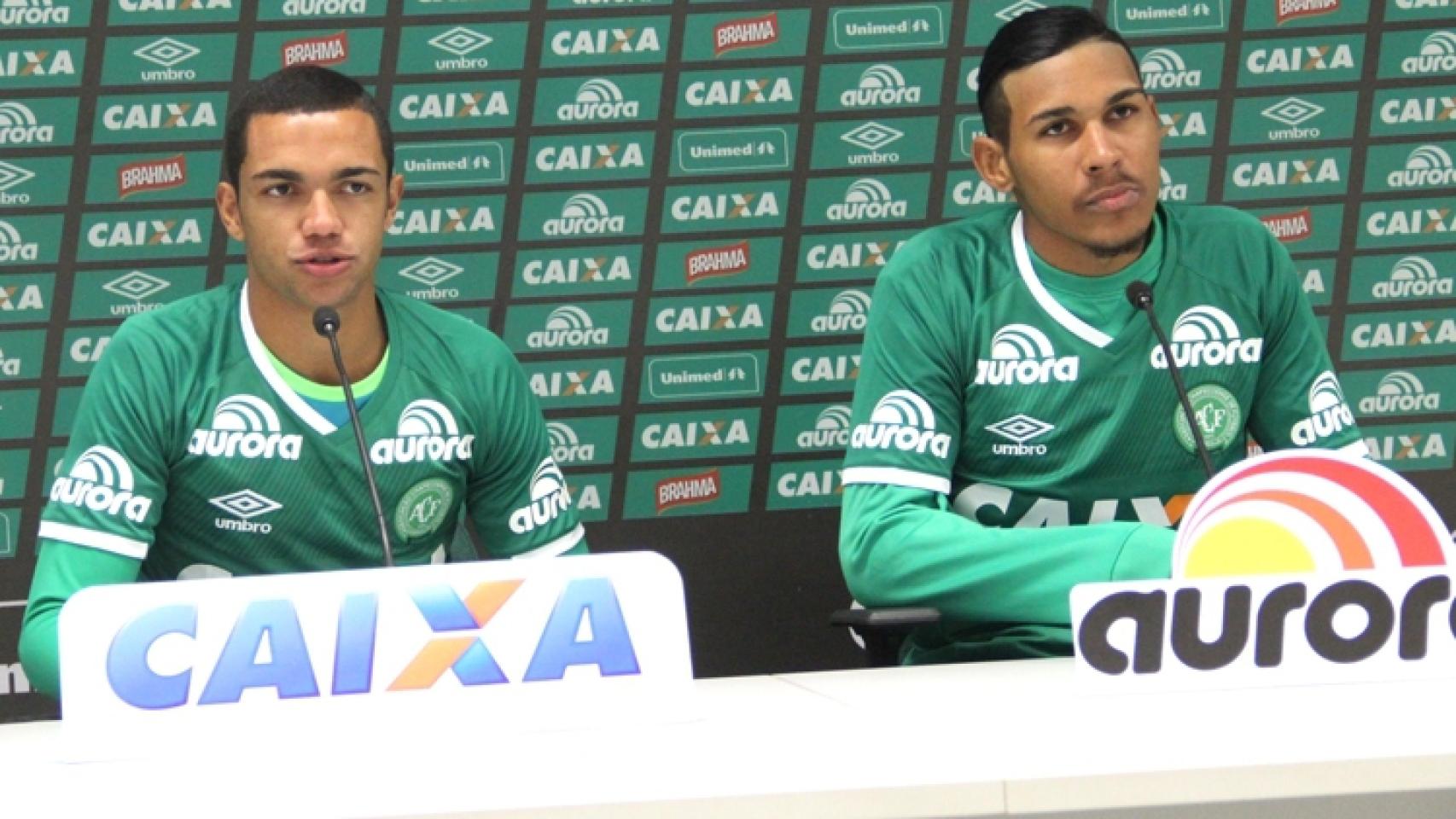 Thiaguinho, a la izquierda, en una rueda de prensa.