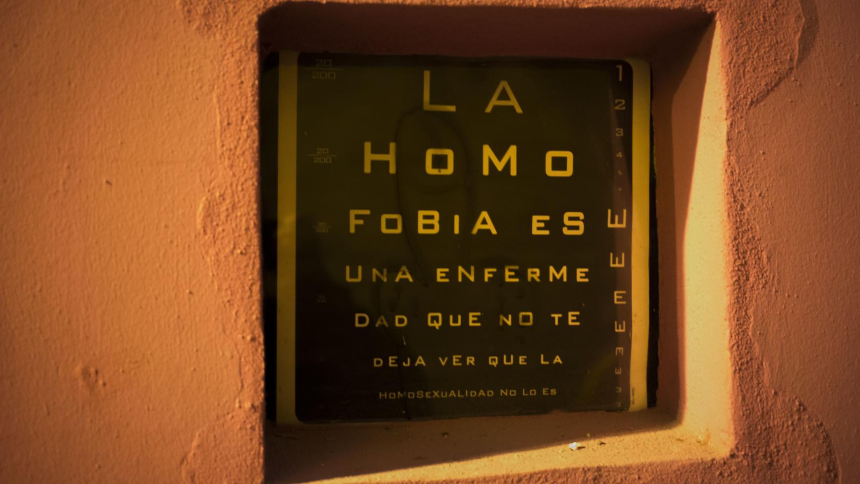 Carteles contra la discriminación de los gays.