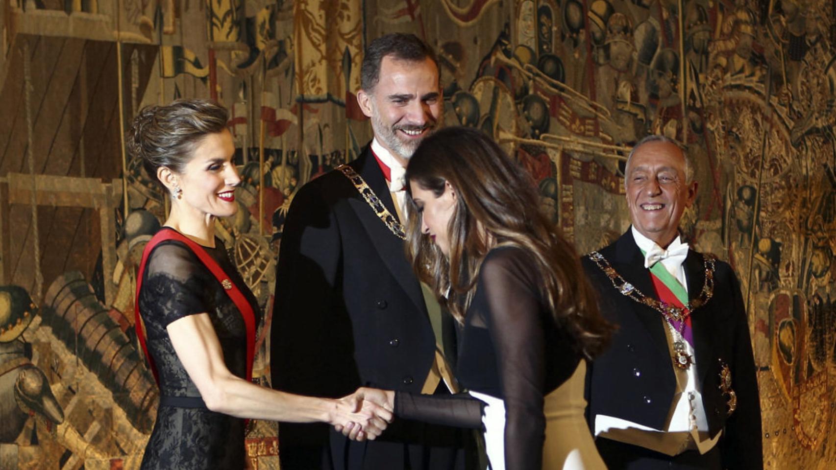 Letizia durante su encuentro con Sara Carbonero esta semana.