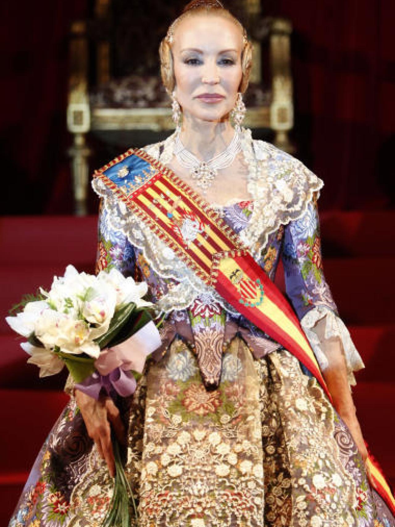 Carmen Lomana con el traje regional de Valencia