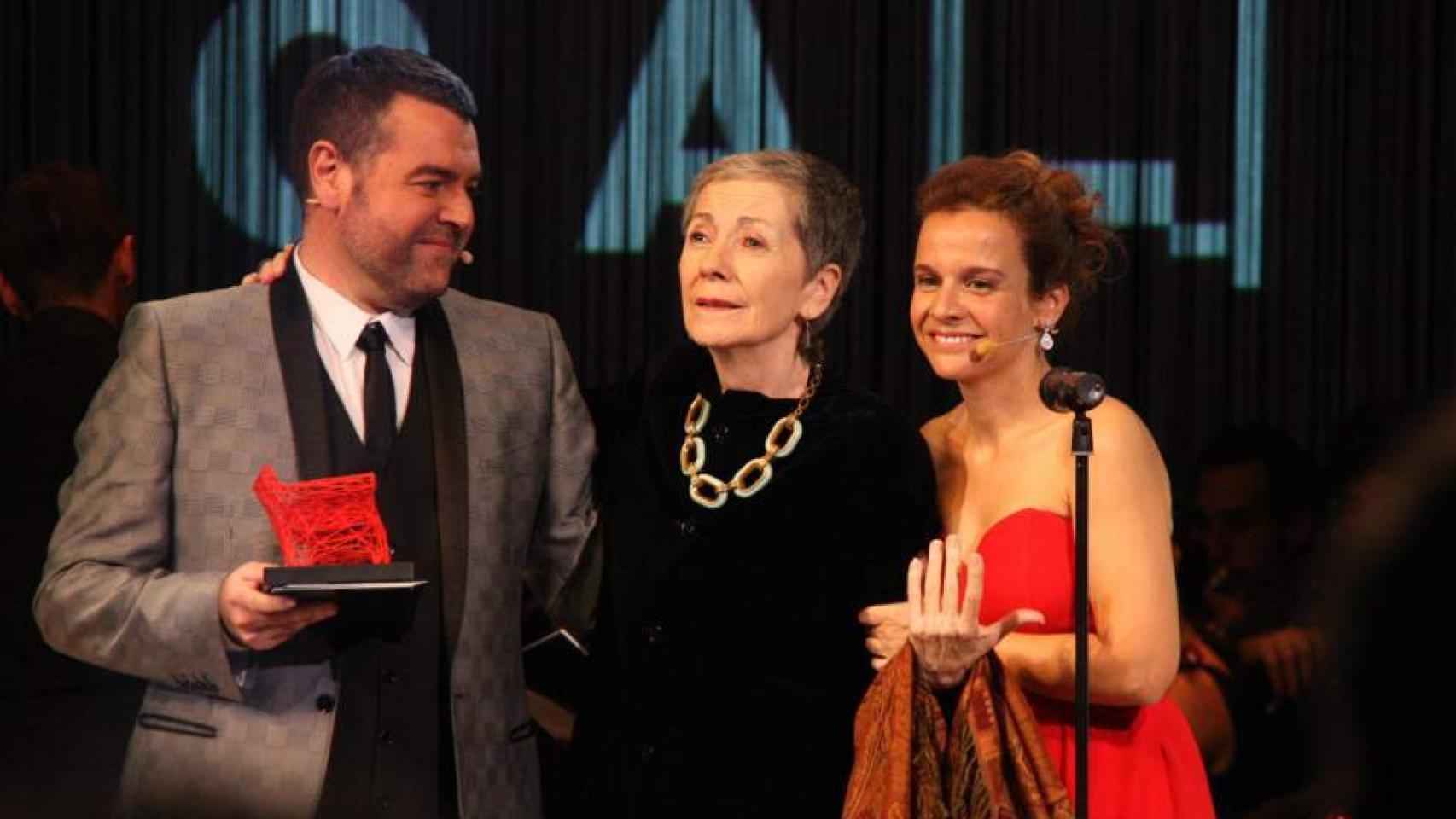 Rosa Novell, ya ciega, tras una de las representaciones de su última obra