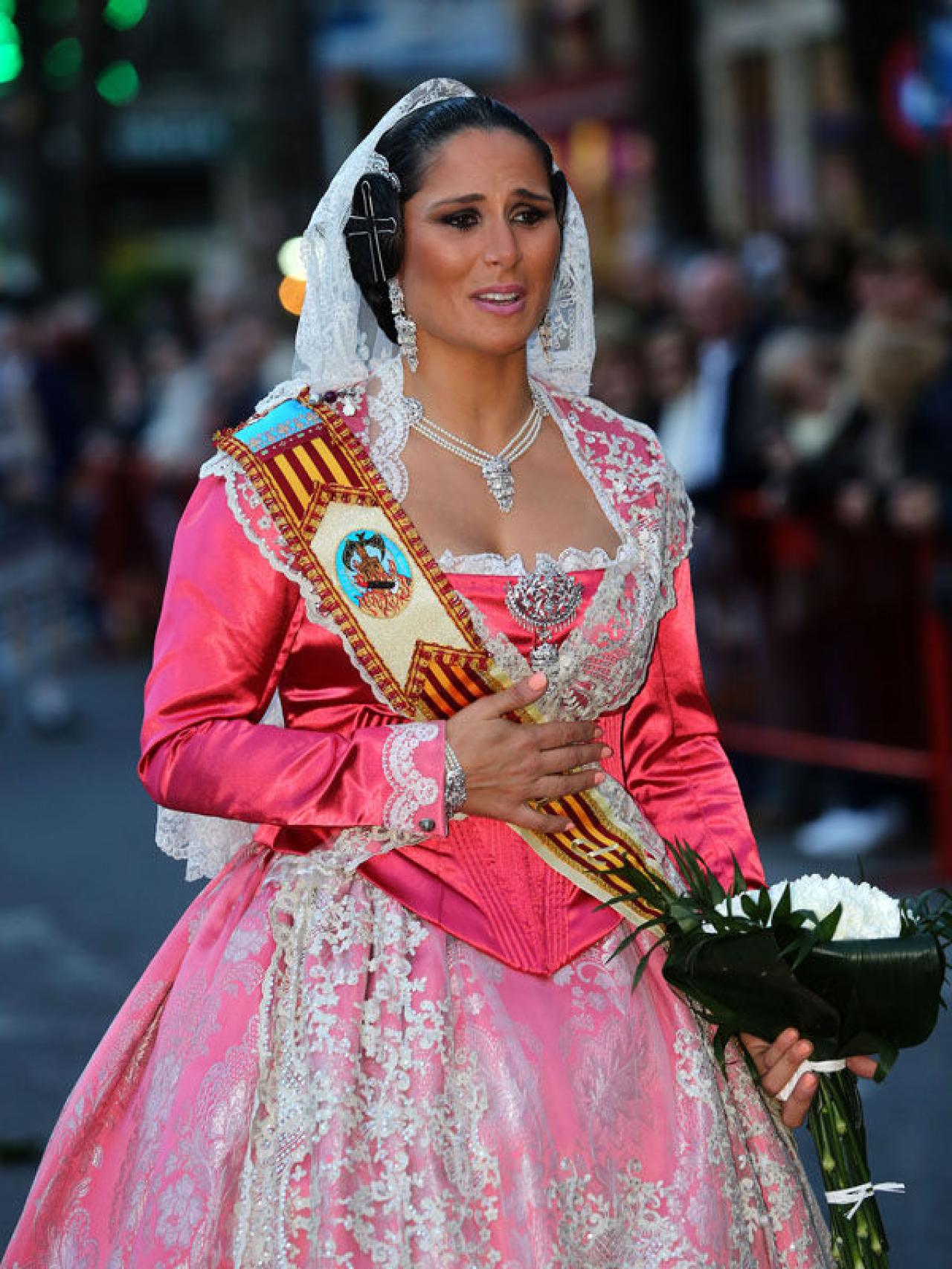 Rosa López en la ofrenda a la Virgen de los Desamparados