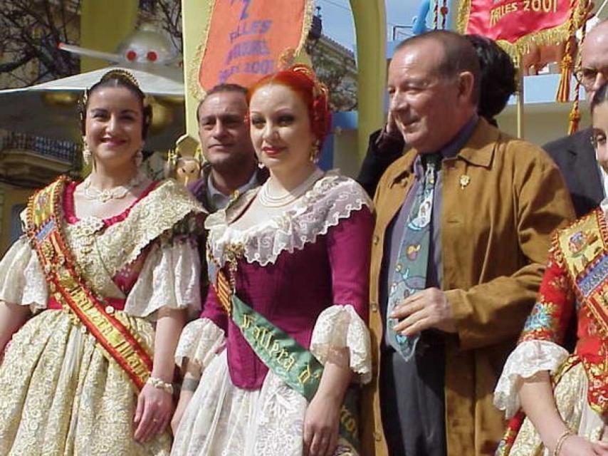 Alaska en Valencia con el traje de fallera