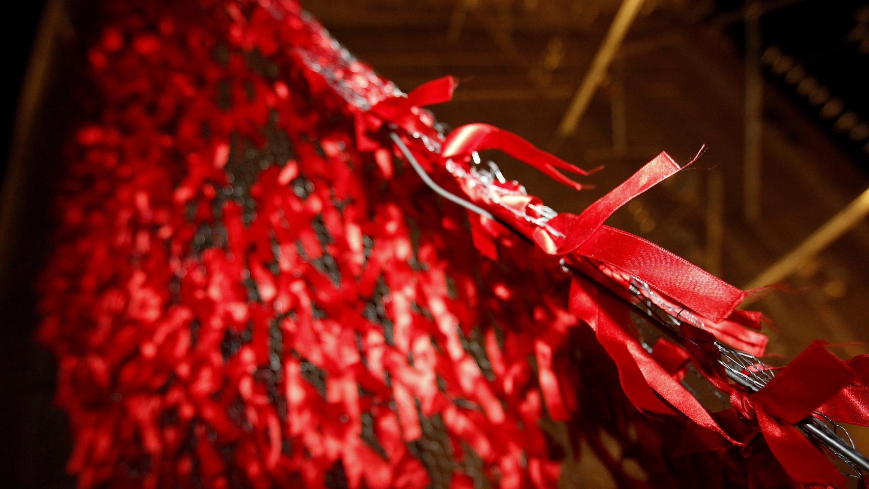 Lazos que forman el gran lazo rojo colocado este jueves en la Puerta de Alcalá de Madrid