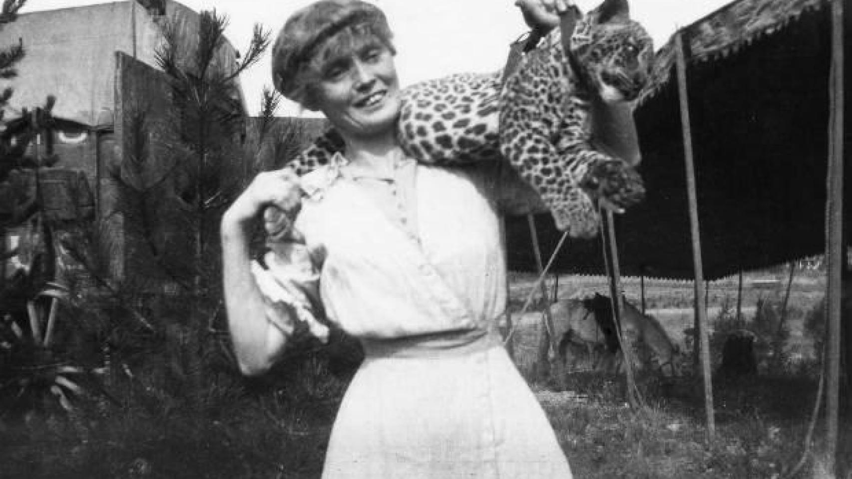 Una de las pocas fotos con un felino distinto al tigre, un cachorro de leopardo, en 1915.