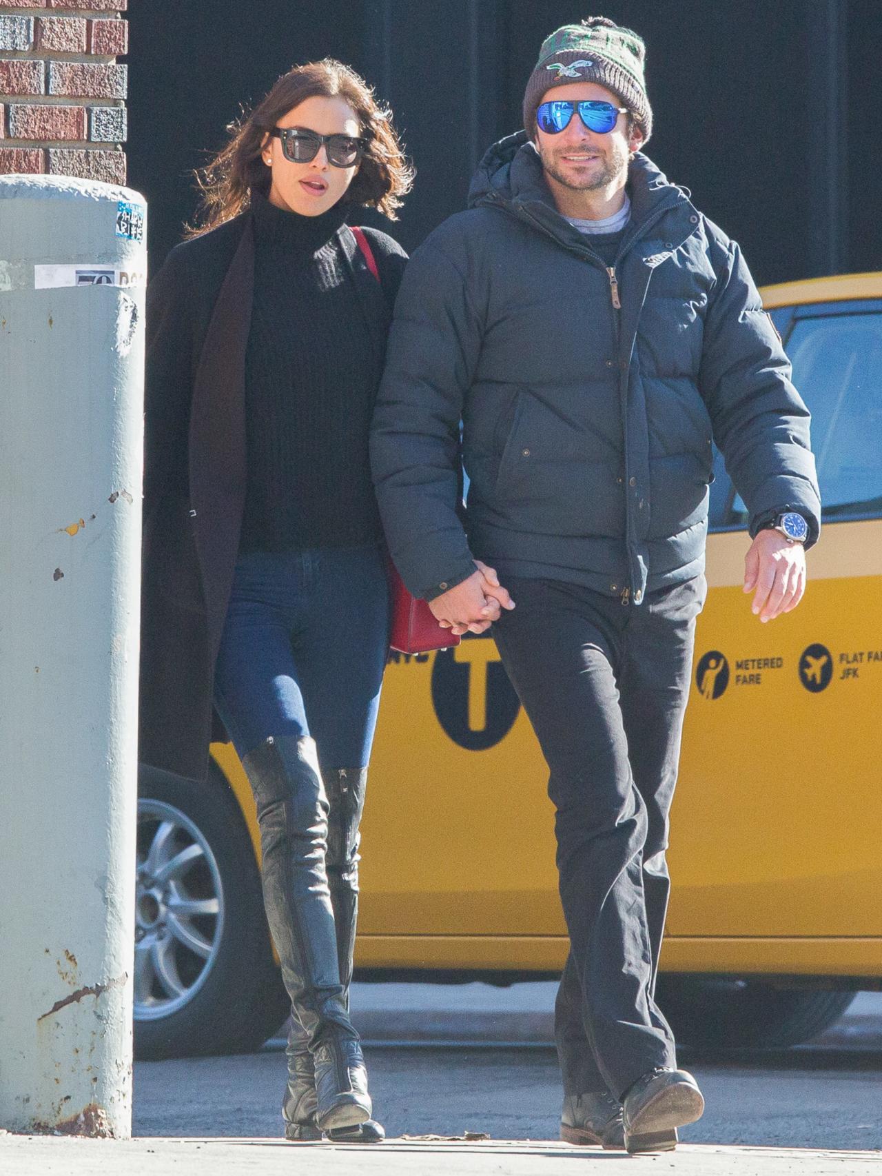 La modelo y el actor en Nueva York cogidos de la mano.