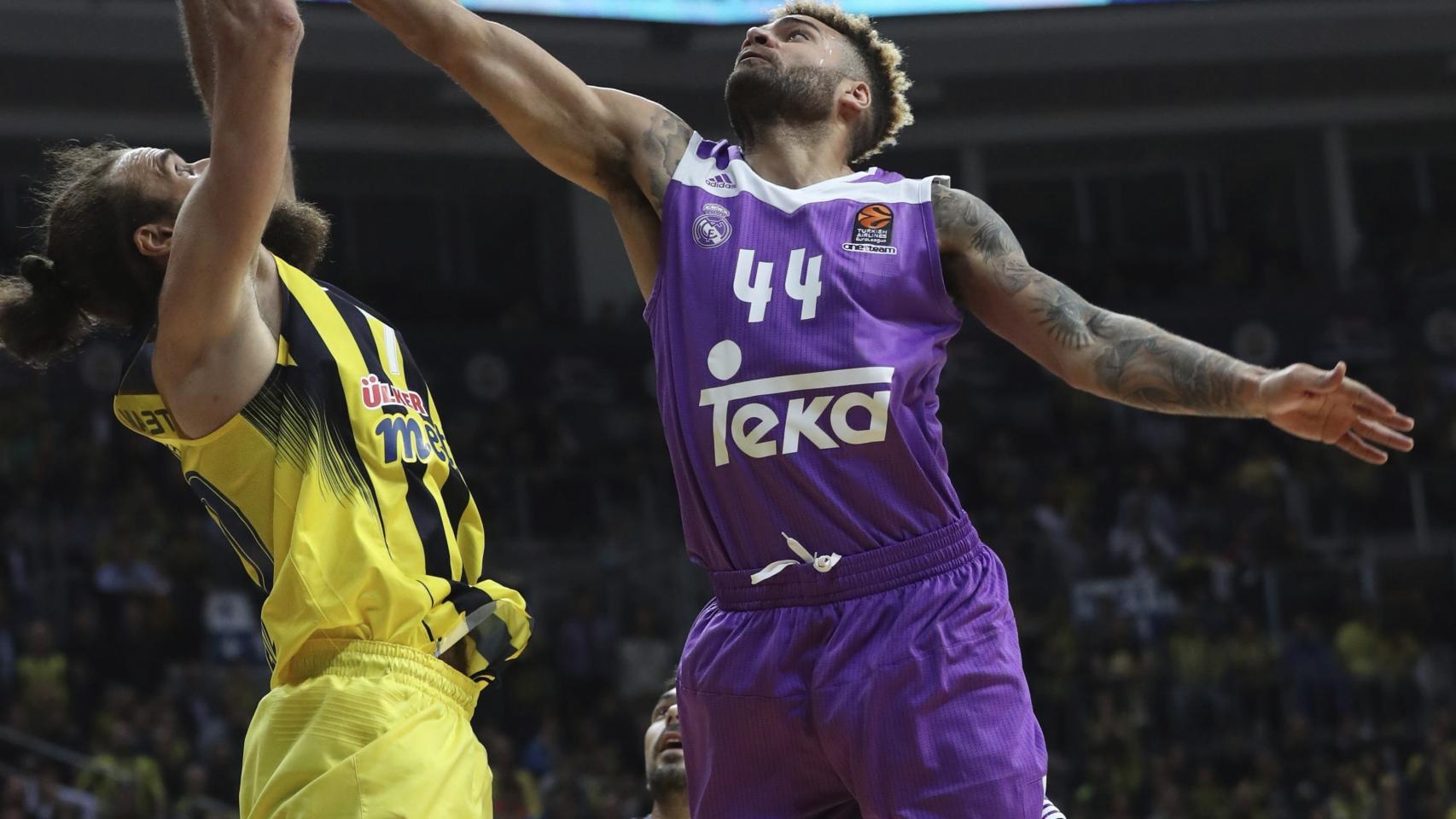 Taylor intenta quitarle el balón a Datome.