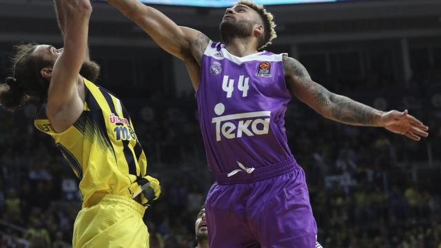 Taylor intenta quitarle el balón a Datome.