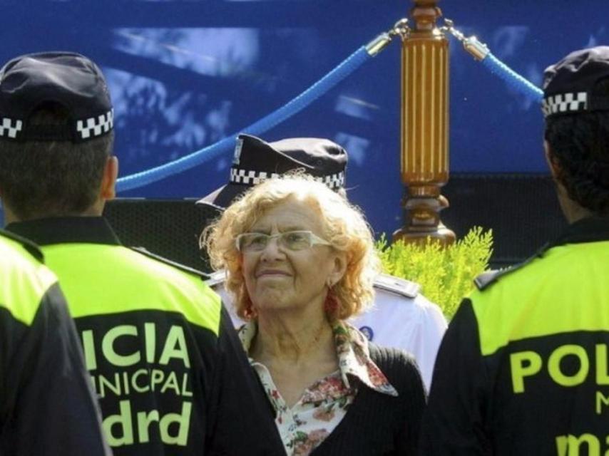 La alcaldesa de Madrid, Manuela Carmena, junto a varios policías municipales.