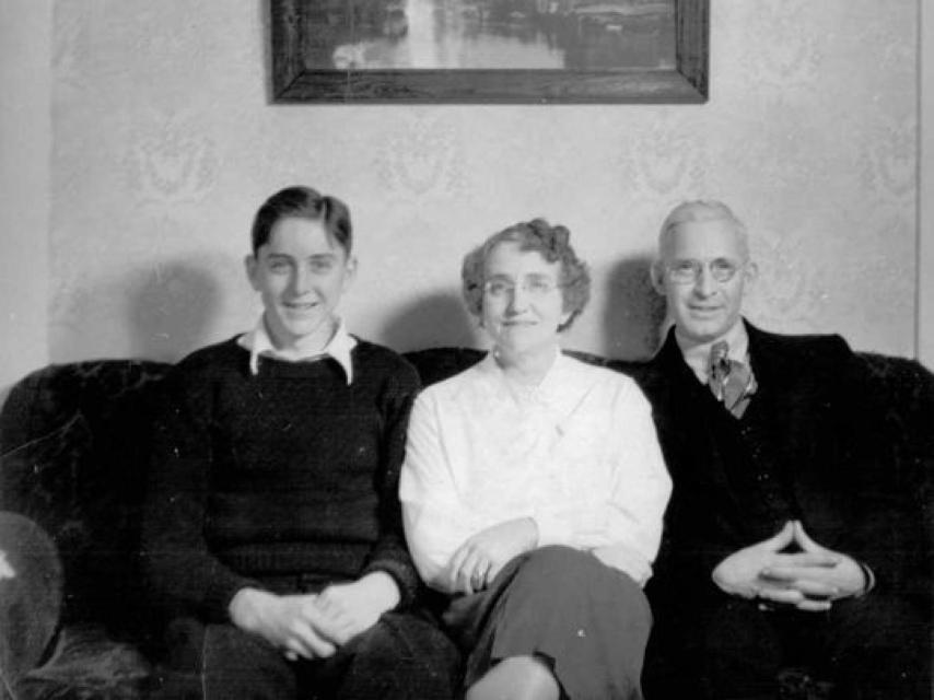 El soldado muerto en el ataque a Pearl Harbor junto a sus padres.