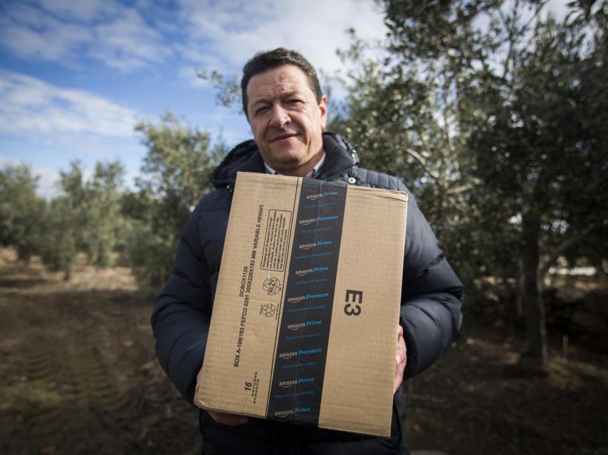 Rafael Gil Rubio, trabajador del Centro de Apoyo al Desarrollo Empresarial de Añora y uno de los vecinos del pueblo que más compra en Amazon.