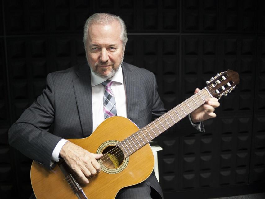 A Vaughan le encanta tocar la guitarra en sus ratos libres.