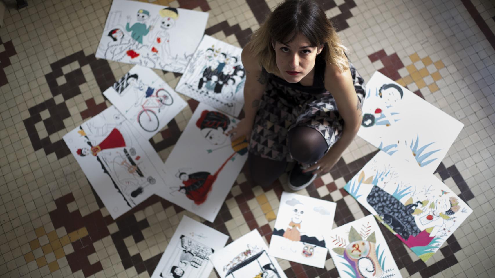 Maria Hesse posa junto a sus ilustraciones.