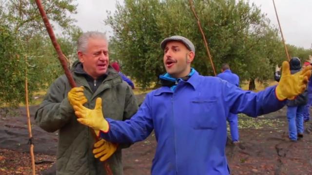 El cómico manchego y familia, vareando.