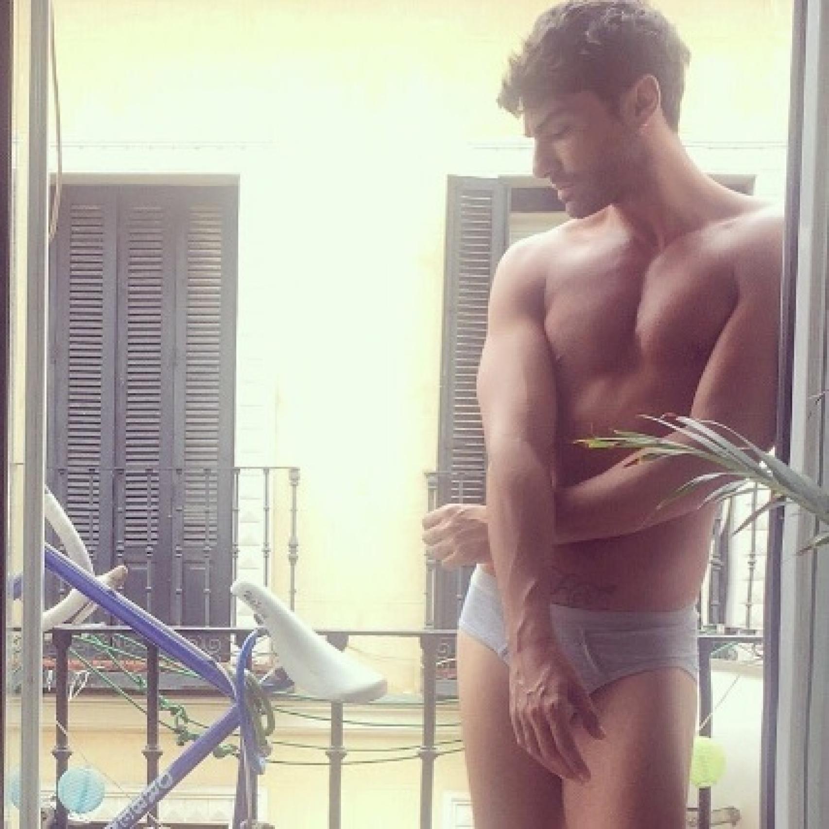 Fruela tiene la manía de posar siempre con los brazos cruzamos.