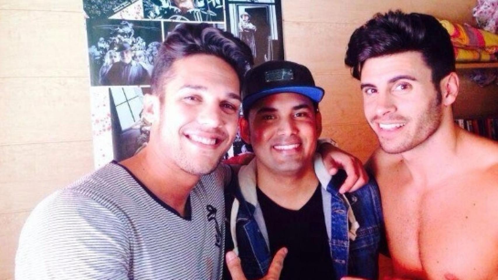 Jon Josdi, en el centro, junto a dos tronistas de 'Mujeres y Hombres y Viceversa'.