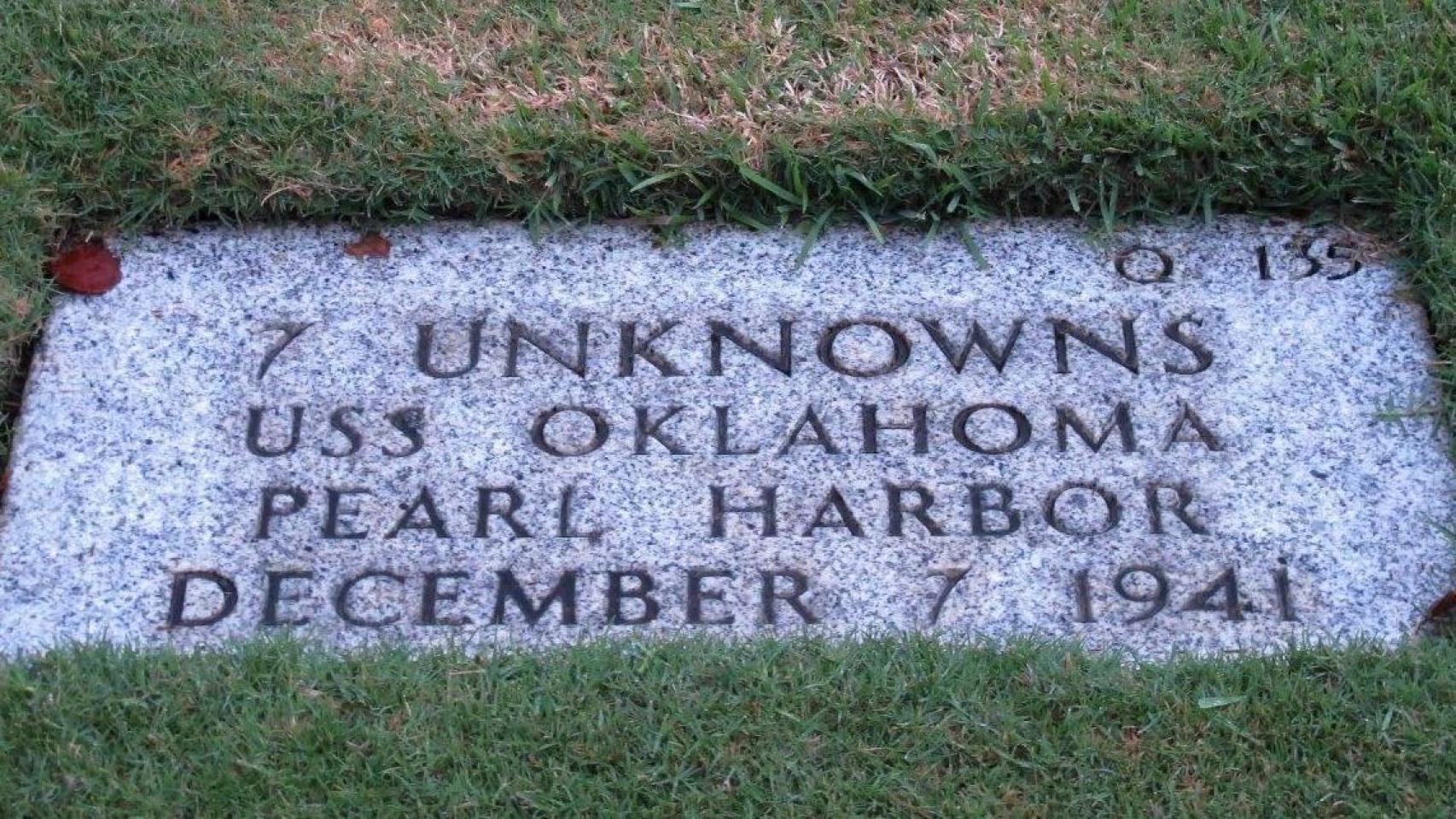 Una lápida sin identificar de una de las cientos de personas que fallecieron en el ataque al buque USS Oklahoma.