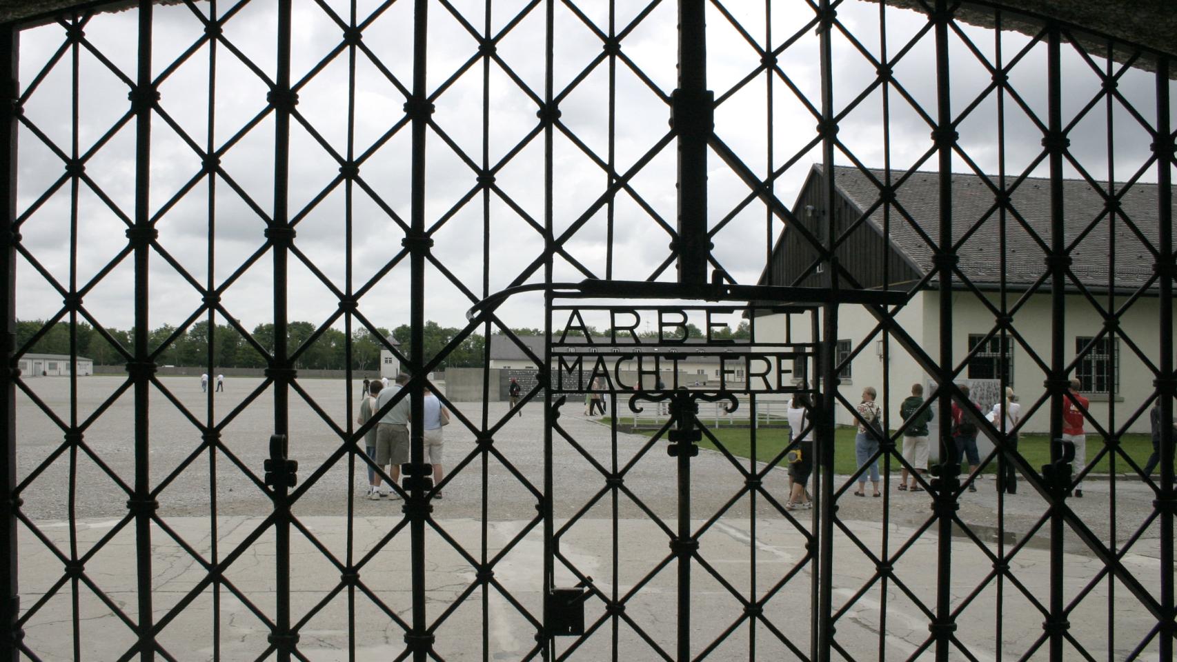 Detalle del portón de Dachau encontrado.