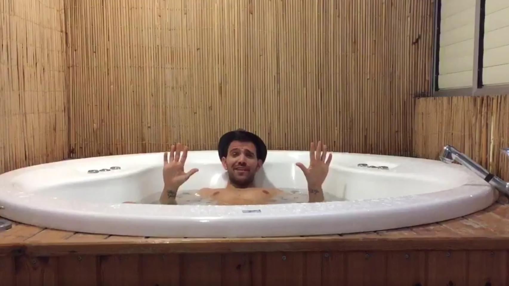 Dani J saluda a sus fans desde un jacuzzi.