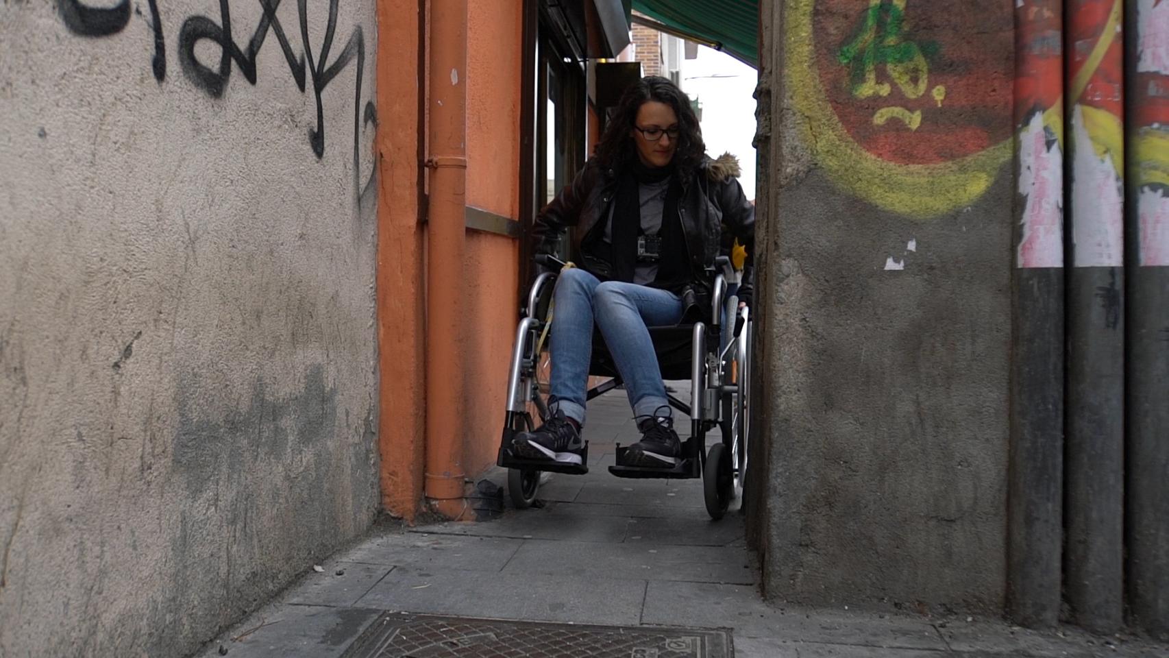 Una columna en mitad de una acera impide el paso