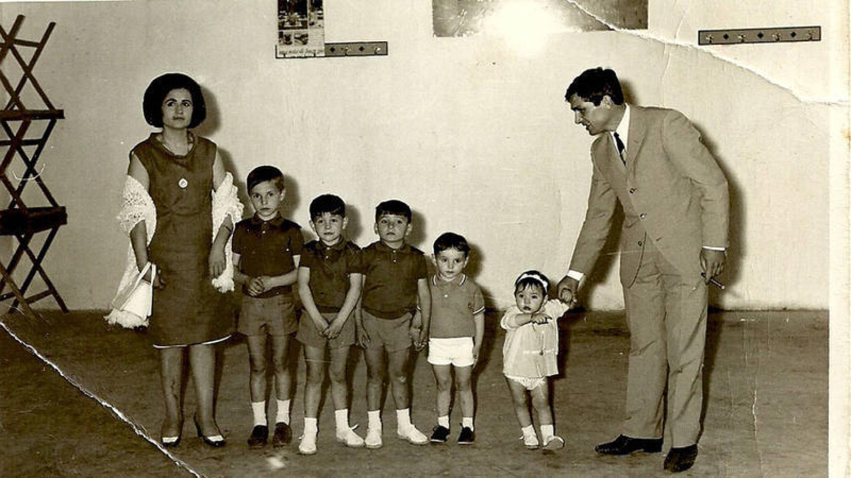Fernando Tejero, con pantalón blanco, junto a sus hermanos