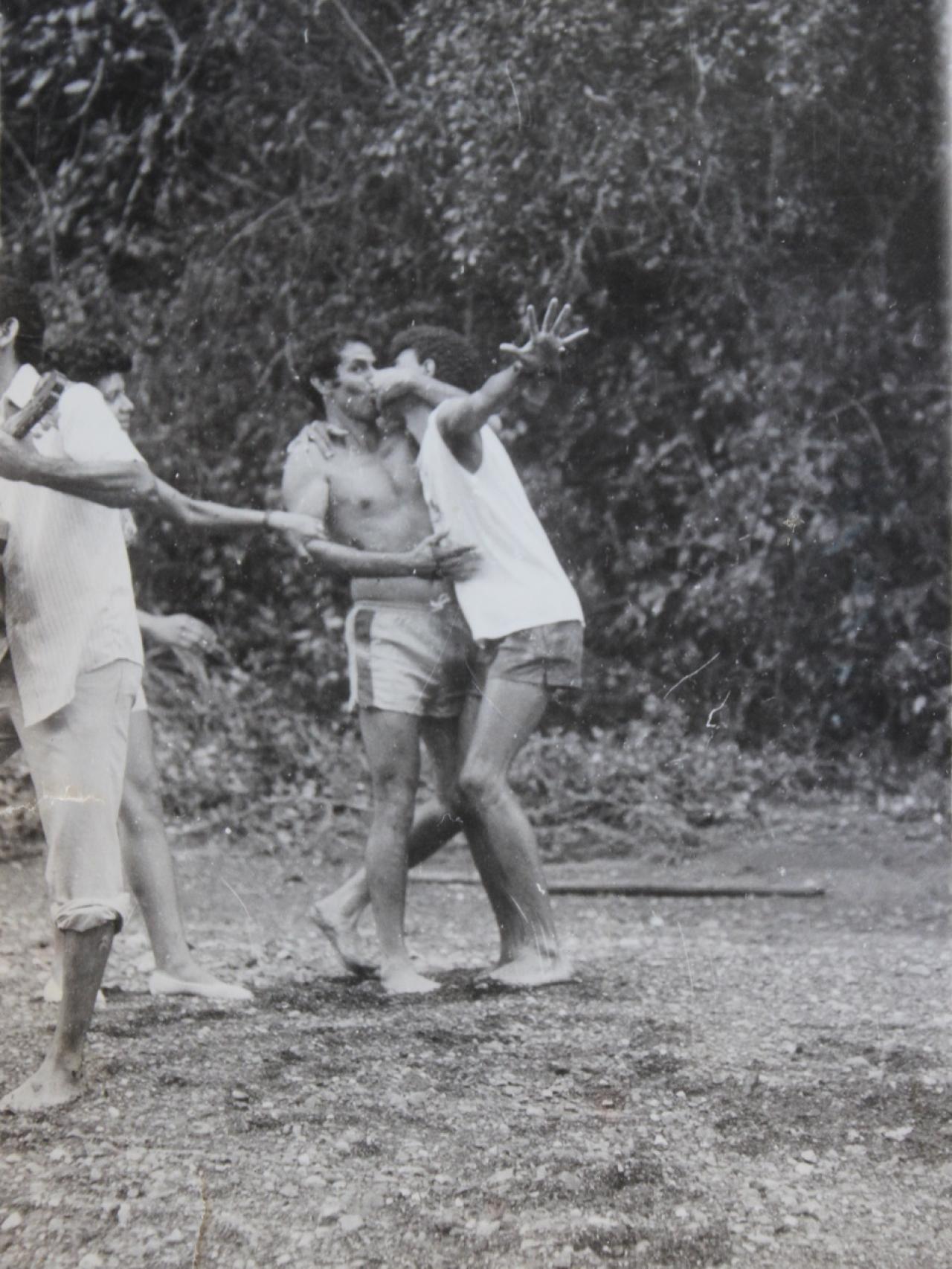 Antonio Heredia bromeando con un cubano durante su etapa en Baracoa