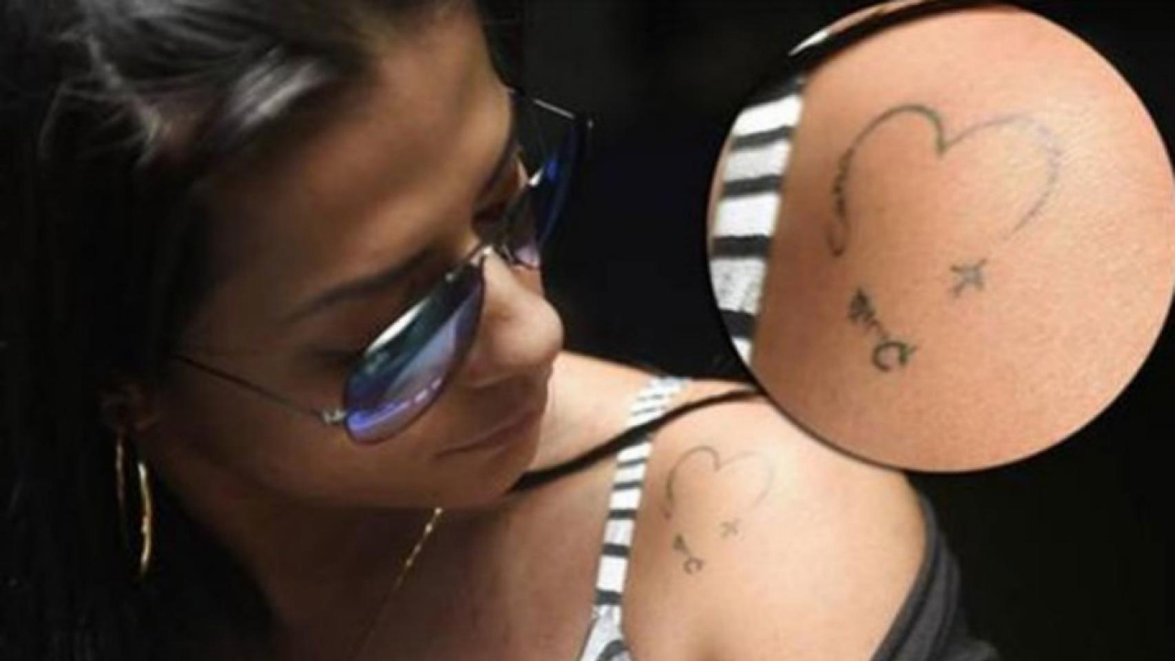 Rosangela Maria Loureiro, la esposa de Cléber Santana, enseñando el tatuaje.