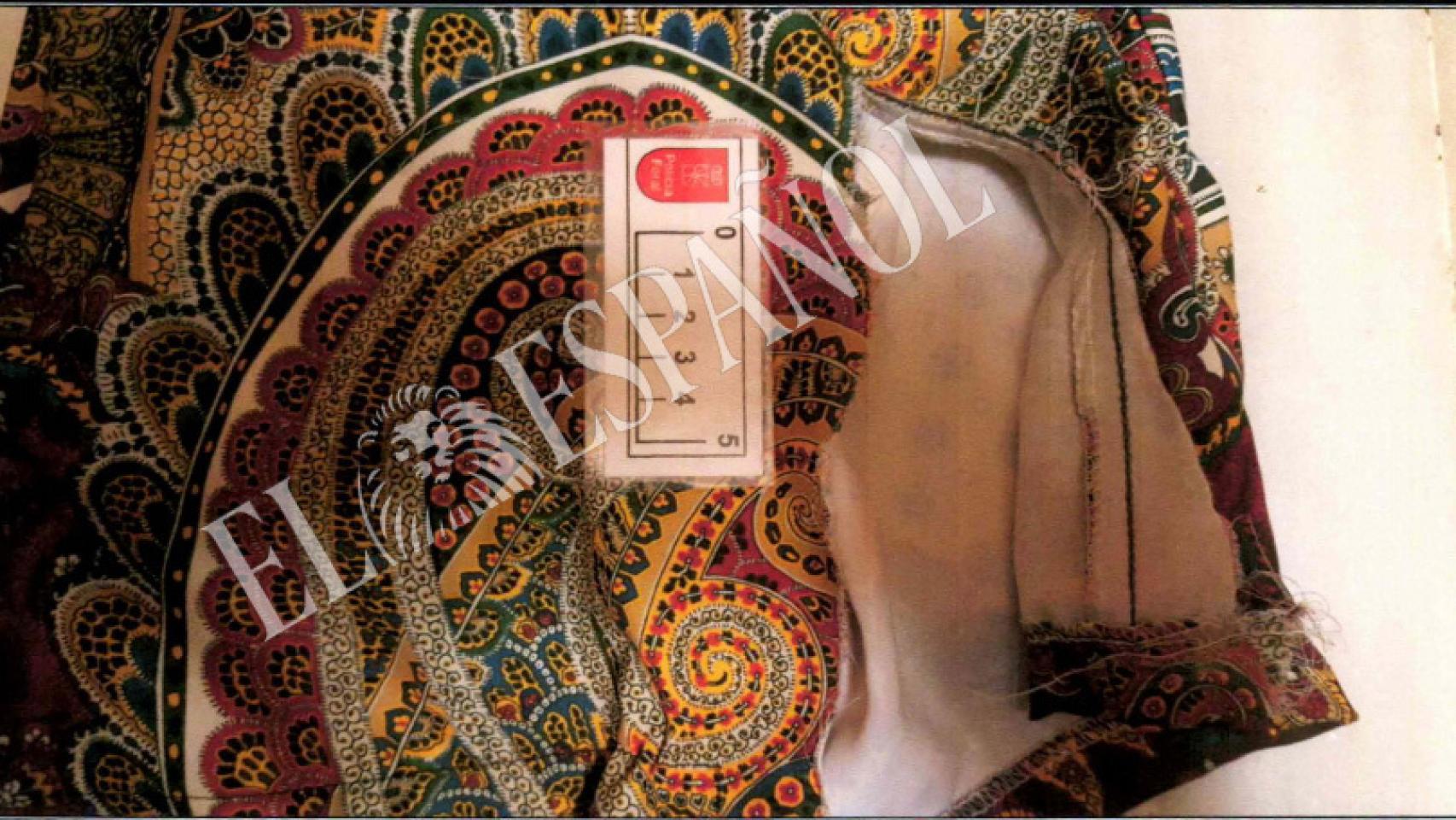 El vestido que llevaba la denunciante aquel día, rasgado por debajo.