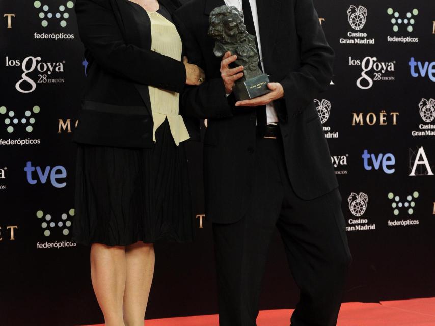 Cristina Huete y David Trueba posan tras recoger uno de sus Goyas.