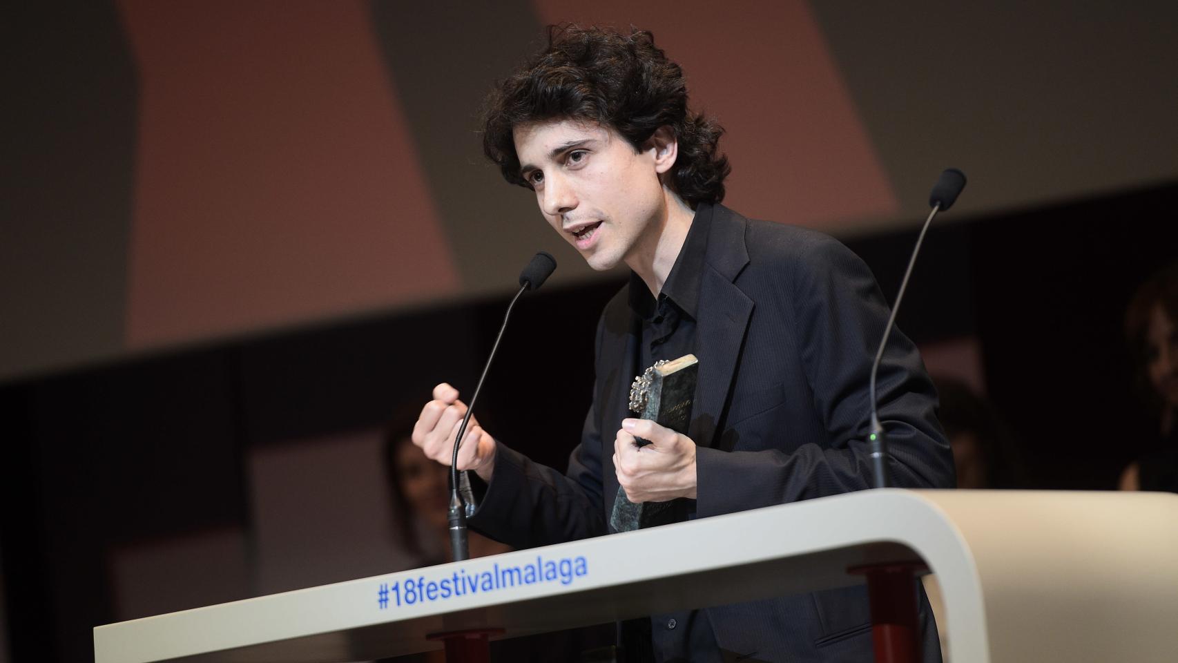 Jonás Trueba recoge un premio del Festival de Málaga.