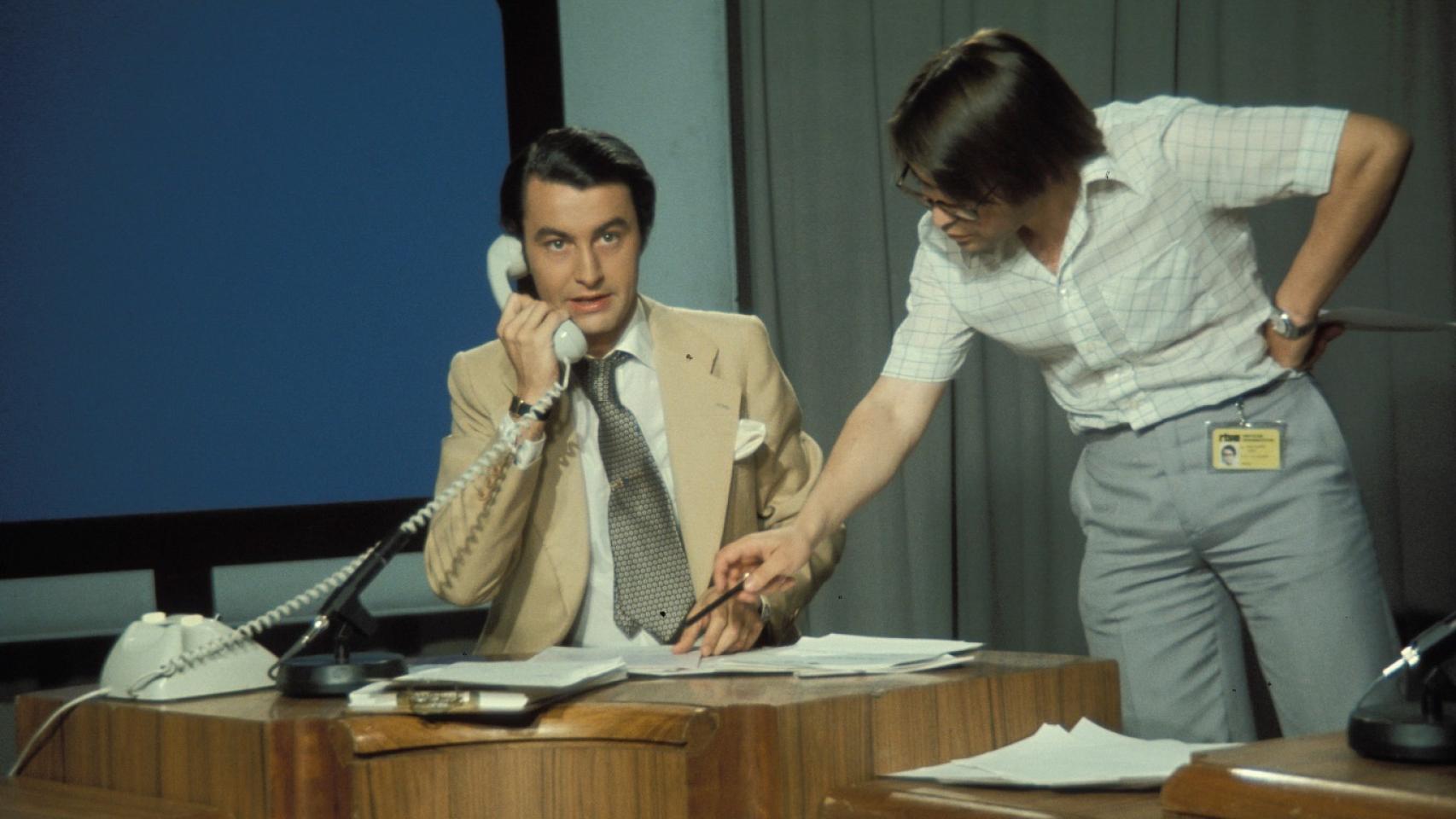 Lalo Azcona en la tertulia política de TVE con el director del programa, José Cavero