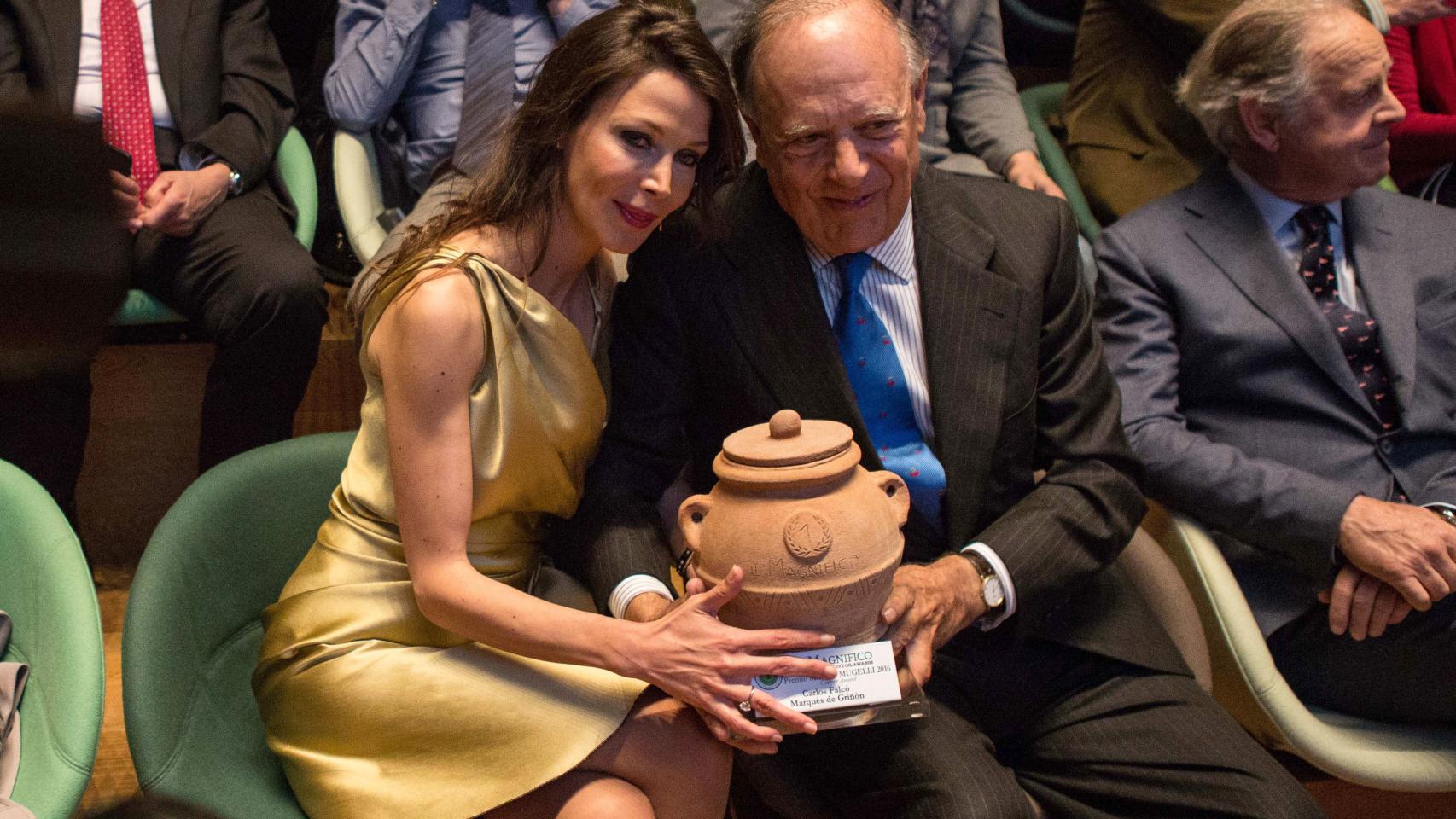 Esther junto al marqués de Griñón recogiendo un premio en la Toscana