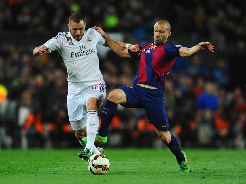 Benzema ante Mascherano en un Clásico de hace dos temporadas.