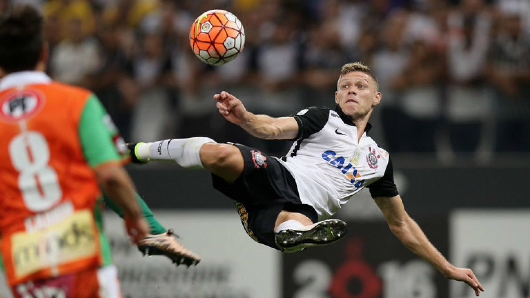 Marlone golpea de tijera antes de marcar gol.