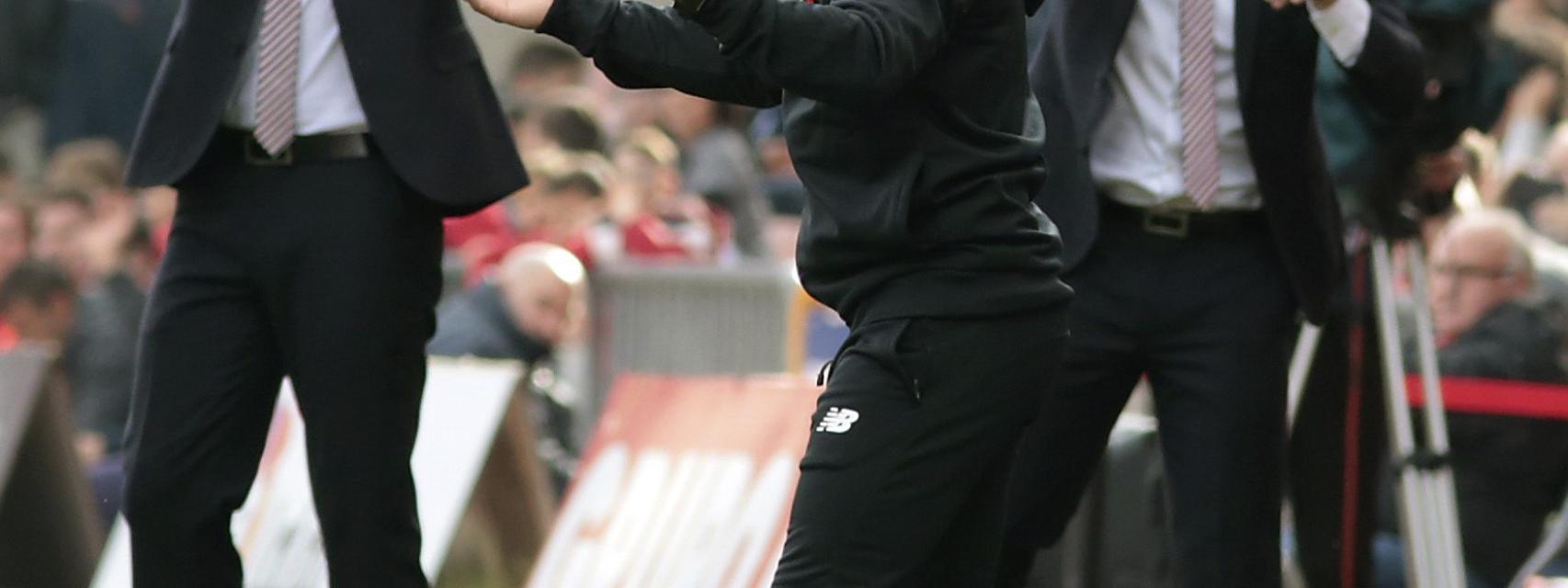 Sampaoli protesta en un partido contra el Sevilla.