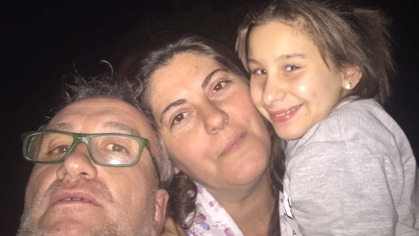 La pequeña, con sus padres.