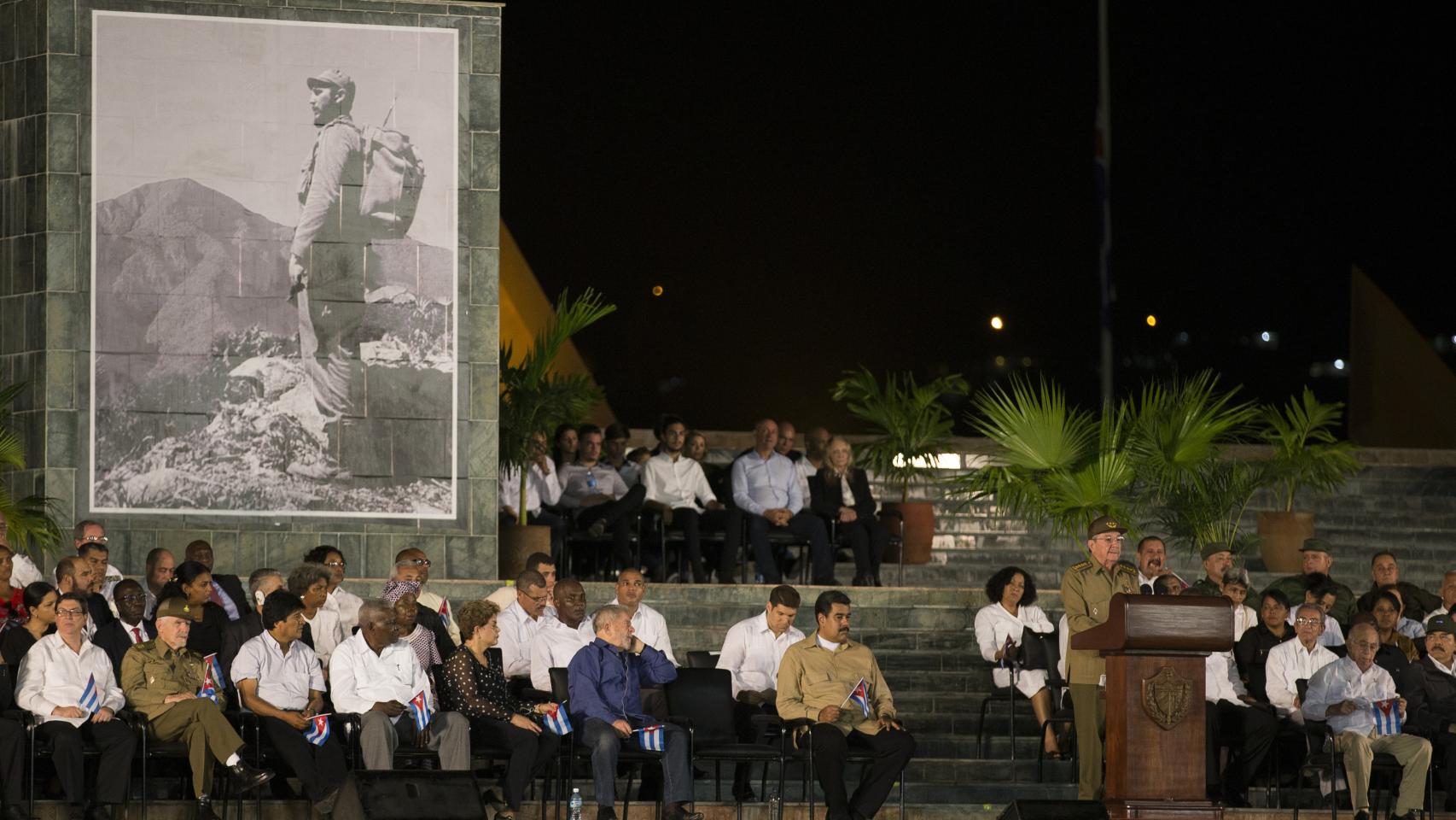 Una foto gigante de Fidel presidió el acto en su honor.