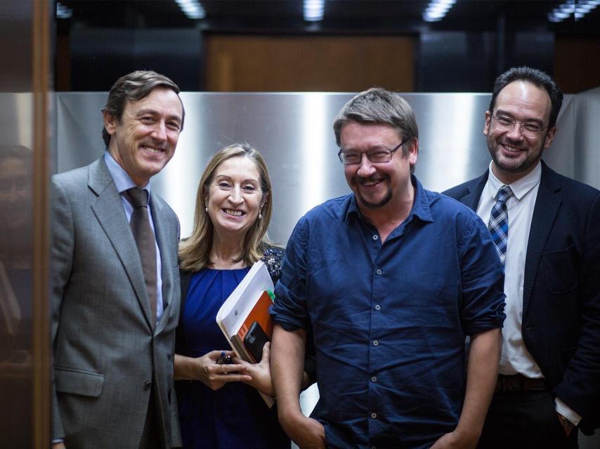 Xavi Domènech se encuentra con rivales parlamentarios.