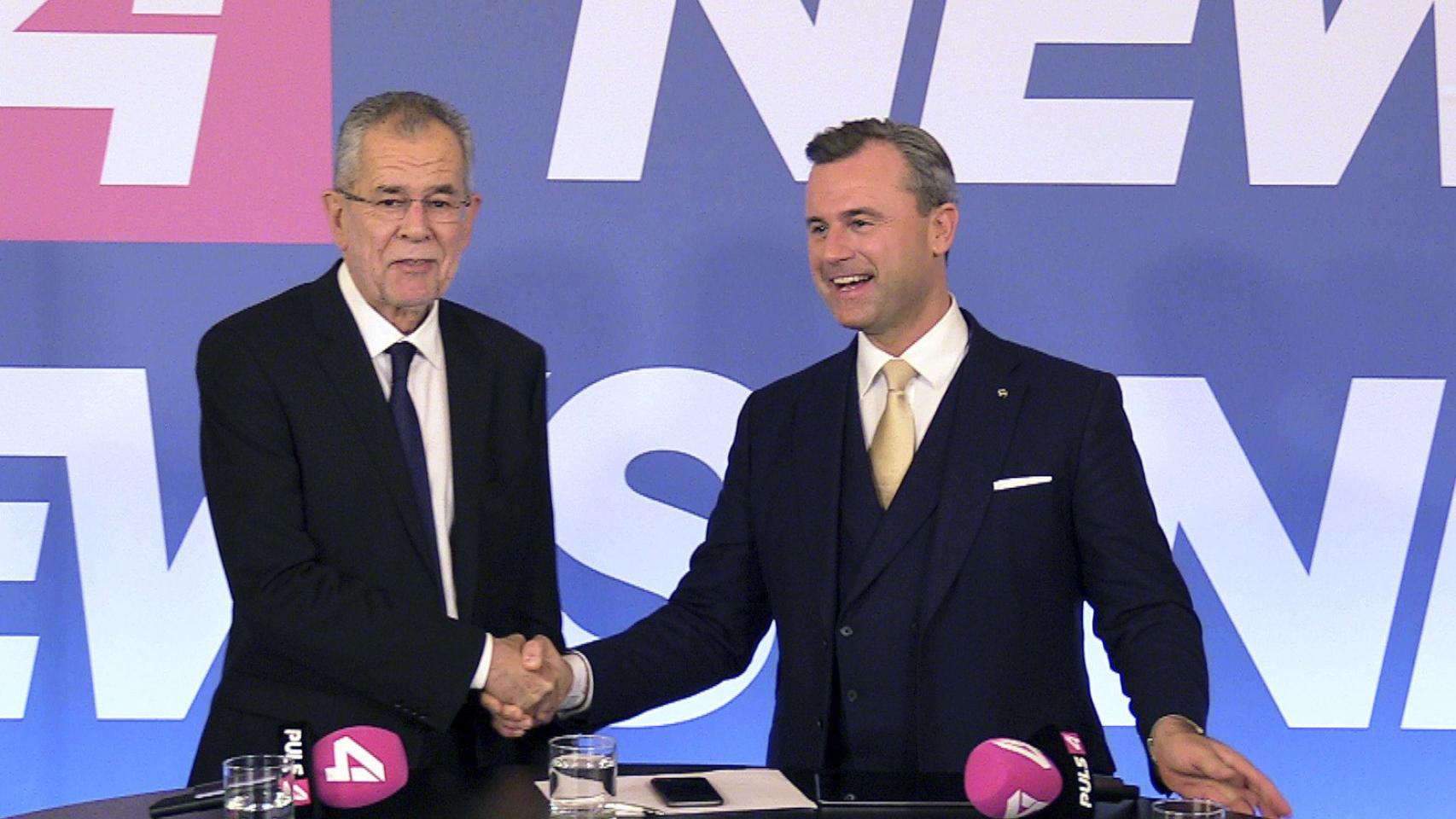 Van der Bellen y Hofer se saludan en el Centro de Prensa de Viena.