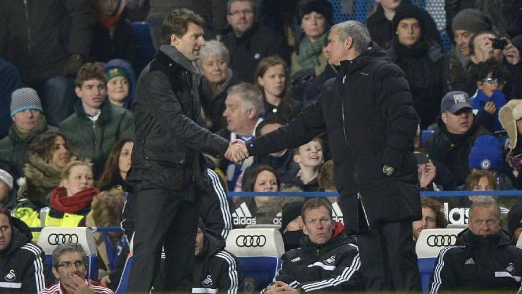 Mourinho y Laudrup se dan la mano.