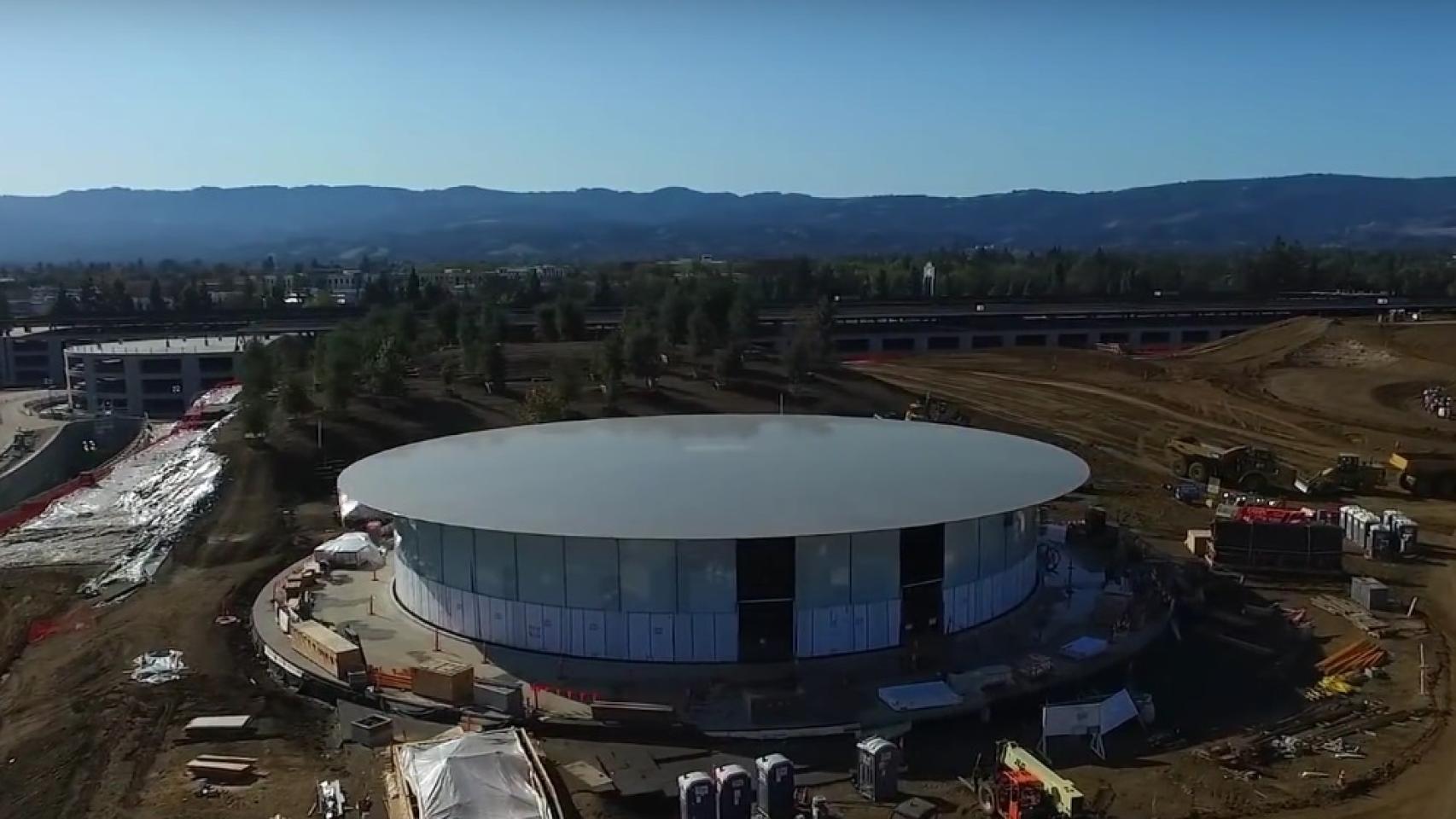 El auditorio, para mil personas, tiene un techo de fibra de carbono.