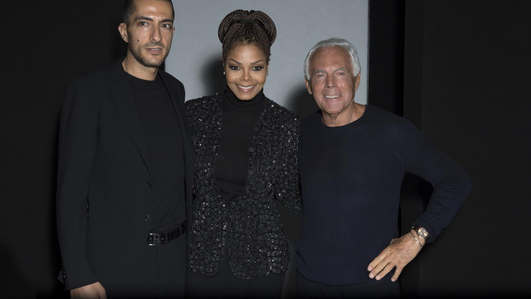 La artista junto a su marido y a Giorgo Armani, hace tres años.