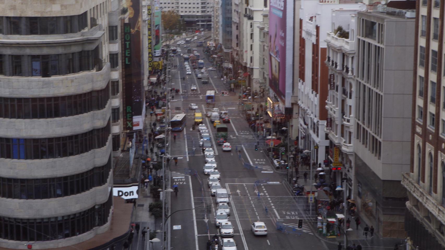 Panorámica del tráfico en Gran Vía durante la mañana de este lunes.