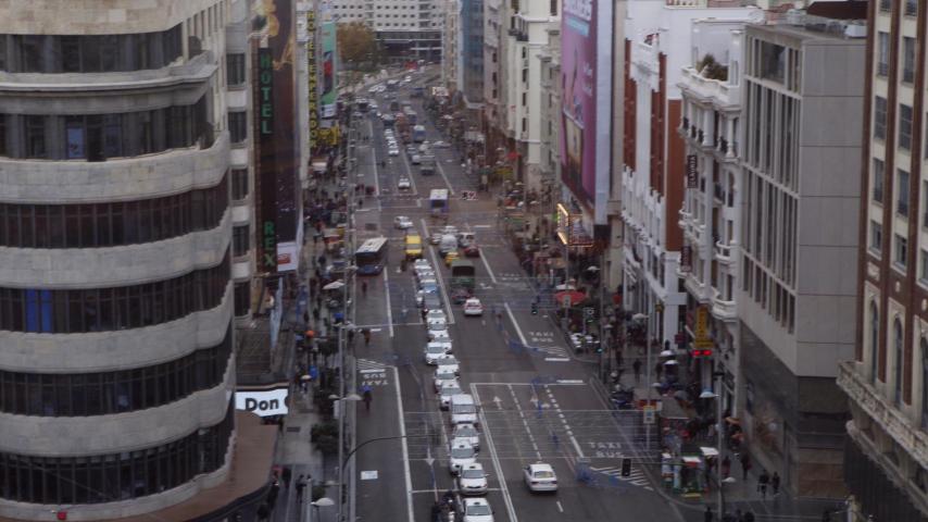 Panorámica del tráfico en Gran Vía durante una mañana de cortes.
