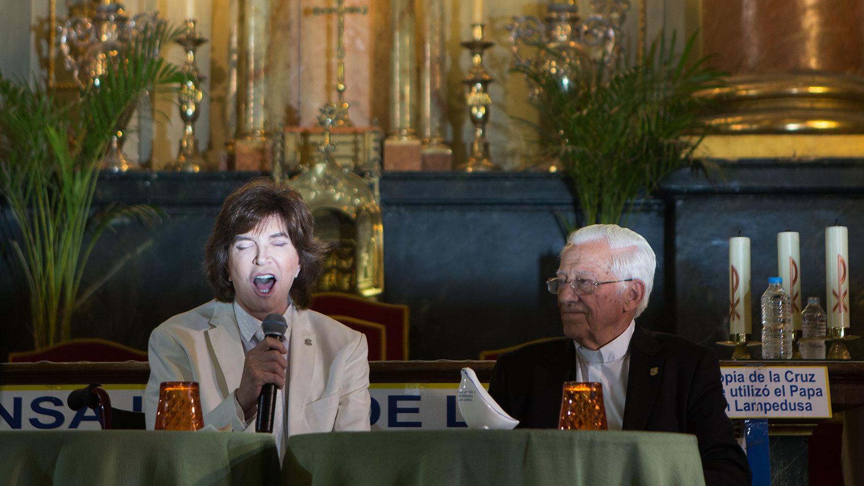 Camilo Sesto presentando su Padre nuestro en la iglesia de San Antón.