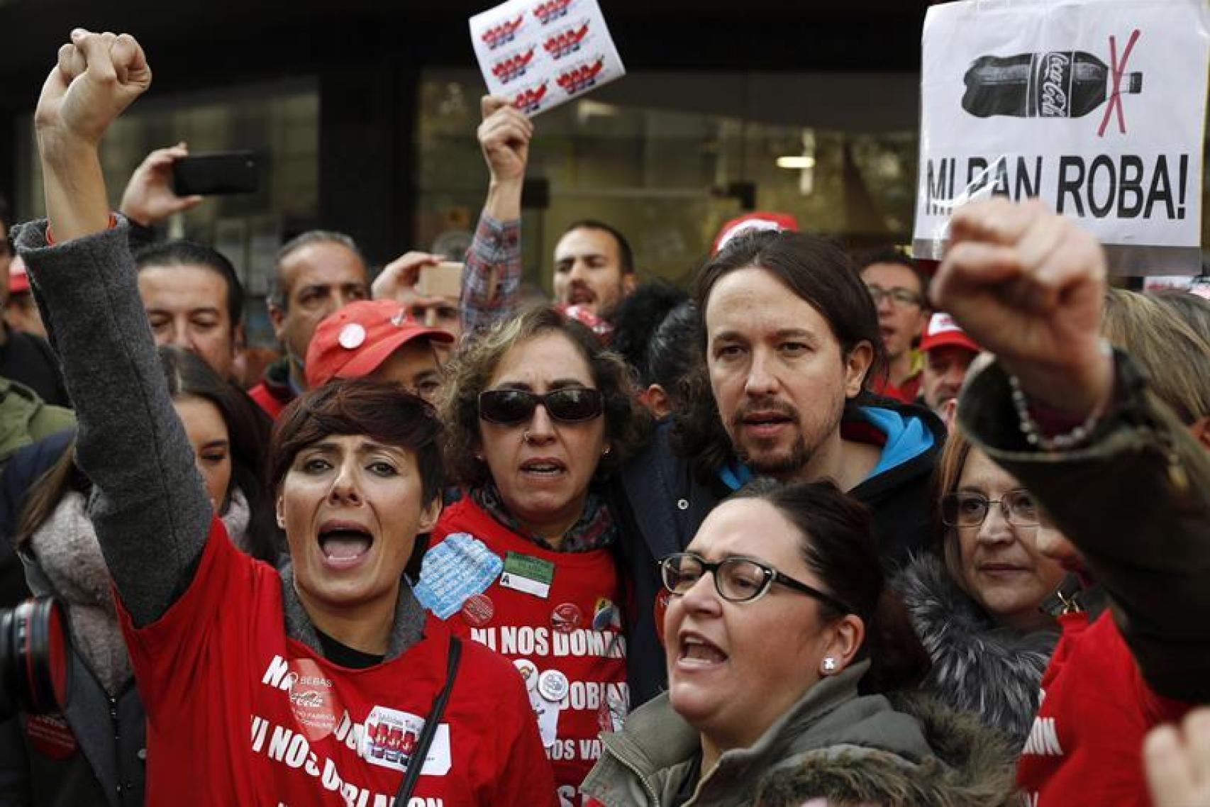 Pablo Iglesias con trabajadoras de Coca Cola, en Génova, la pasada semana.
